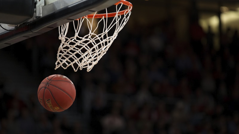 NBA篮球比赛激烈对抗瞬间，两名球员在篮下争抢篮板球，肌肉碰撞充满力量感